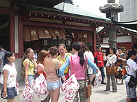 Студенты школ Футаба и Ист-Вест на экскурсии в старинном районе Асакуса (г.Токио)